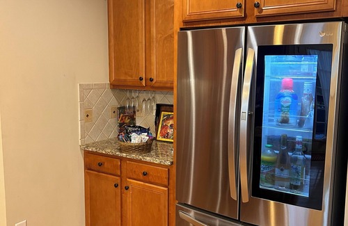 Covington House | Spacious Lake Front Retreat 7bd Slps 14+, Hoops, Gym, Deck, Theater Chez Sah Wah