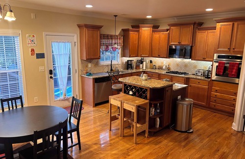 Covington House | Spacious Lake Front Retreat 7bd Slps 14+, Hoops, Gym, Deck, Theater Chez Sah Wah