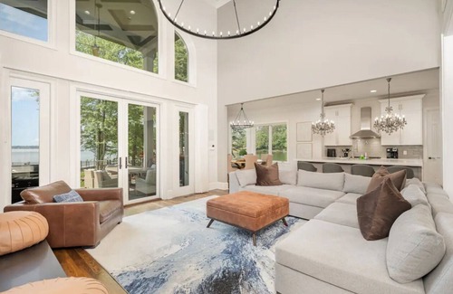 Mayhew House | Spacious Lake Front 5-bedroom house with AC, WiFi in wonderful Mooresville