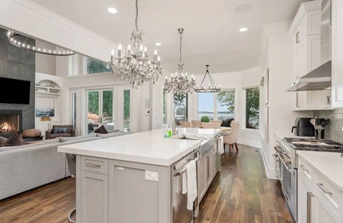 Mayhew House | Spacious Lake Front 5-bedroom house with AC, WiFi in wonderful Mooresville
