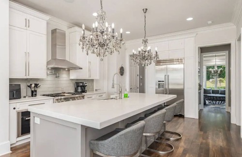 Mayhew House | Spacious Lake Front 5-bedroom house with AC, WiFi in wonderful Mooresville
