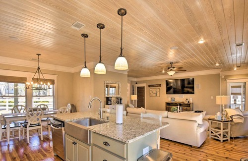 Gumlog House | Spacious Lake Hartwell Home w/ Dock & Views!