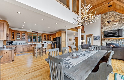 Lake Toxaway House | Spacious Lake Toxaway Home with Golf Course Views