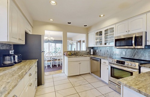 Holland Cottage | Spacious lakefront home with panoramic views and private beach