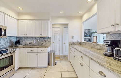 Holland Cottage | Spacious lakefront home with panoramic views and private beach