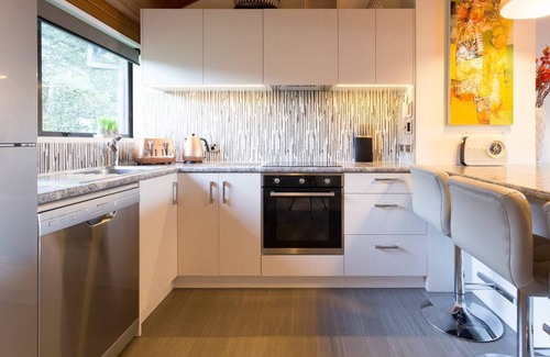 Fernhill House | SPACIOUS LAKE VIEW LUXURY SPA TOWNHOUSE WALK TO TOWN