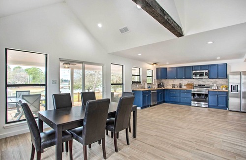 Berryville House | Spacious Lakefront Home w/Fire Pit & Fun Barn!