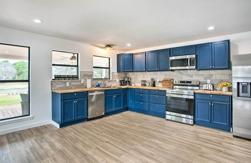 Berryville House | Spacious Lakefront Home w/Fire Pit & Fun Barn!