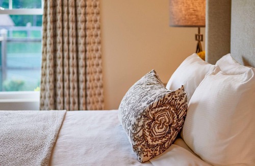 Douglasville Resort | Spacious Lakefront Suite w/Screened Porch & WiFi - Pet Friendly