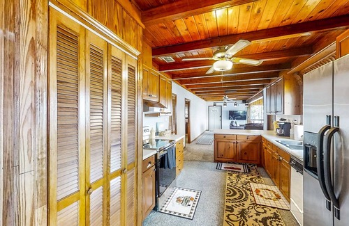 Tallahassee House | Spacious lakefront home with fish cleaning station