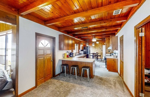 Tallahassee House | Spacious lakefront home with fish cleaning station