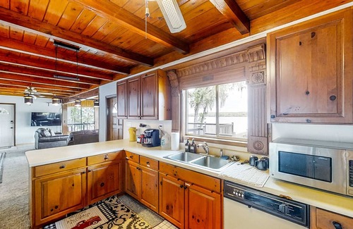 Tallahassee House | Spacious lakefront home with fish cleaning station