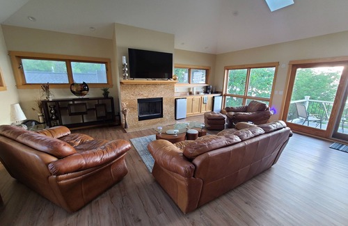 Riverside House | "Spacious Lakeside Home: Family & Friends