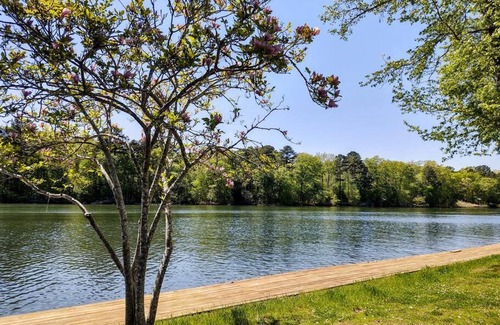 Mid America House | Spacious Lakeside Country Getaway!
