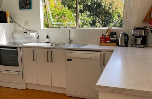 Raglan House | Spacious large sun drenched house, with Sea & bush views, 20 mins walk to town.