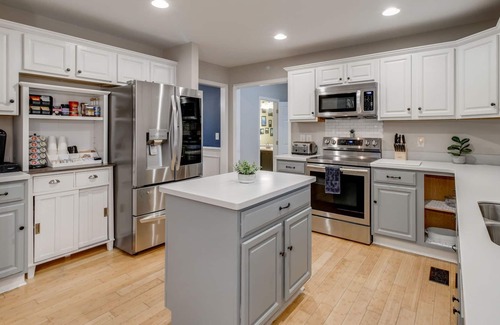 Lexington House | Spacious Lexington 4bed on 2.5 acres with Media Room and 6 TVS!!