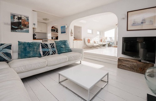 Cawsand House | Spacious light cosy beach front house with balcony overlooking the sea