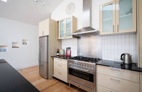 Northcote House | Spacious light-filled 3BD sanctuary in Northcote
