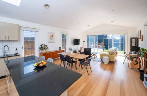 Northcote House | Spacious light-filled 3BD sanctuary in Northcote