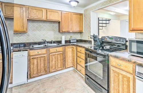Midtown Cottage | Spacious Little Rock Home w/Yard & Game Room