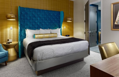Whitehaven Hotel | Spacious Living Room Suite -Outdoor Pool -Restaurants -Steps to Graceland!