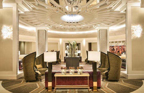 Whitehaven Hotel | Spacious Living Room Suite -Outdoor Pool -Restaurants -Steps to Graceland!