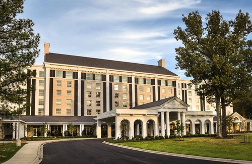 Whitehaven Hotel | Spacious Living Room Suite -Outdoor Pool -Restaurants -Steps to Graceland!