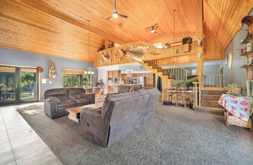 Paris House | Spacious Lodge directly on the Little Muskegon River
