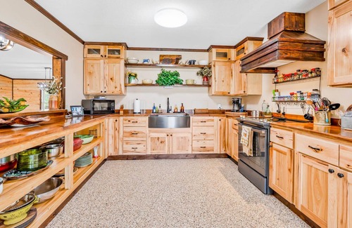 Marianna Cabin | Spacious Lodge in the Country