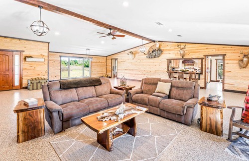 Marianna Cabin | Spacious Lodge in the Country