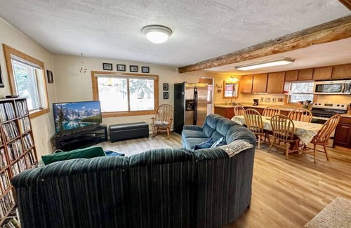 Donnelly Cabin | Spacious Log Cabin, Back Yard Access to Lake Cascade