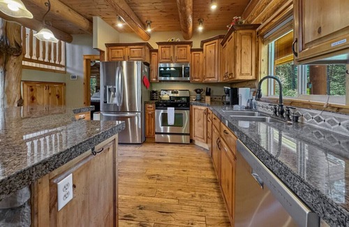 Tamarack Cabin | Spacious Log Cabin Near Tamarack w/Hot Tub!