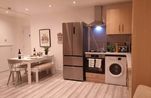 Putney Apartment | Spacious London King bed Garden flat in quiet street near parks.1072