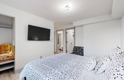 Northwest Portland Apartment | Spacious Lower-level apartment - great views, hot tub, sauna,yard,dog-friendly