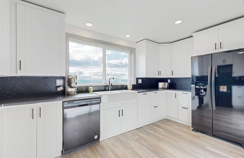 Northwest Portland Apartment | Spacious Lower-level apartment - great views, hot tub, sauna,yard,dog-friendly