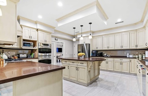 Valley Glen House | Spacious Luxe Home w/Bonus Loft and Private Yard
