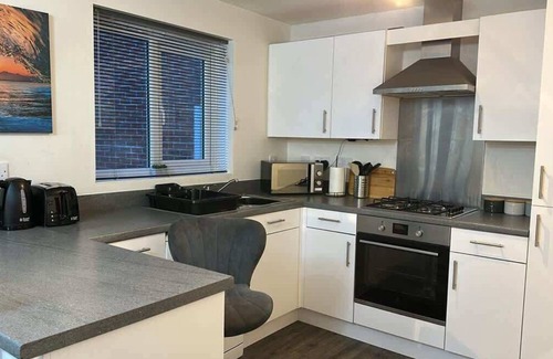 Wolverhampton House | Spacious Luxurious Serviced Accommodation 5