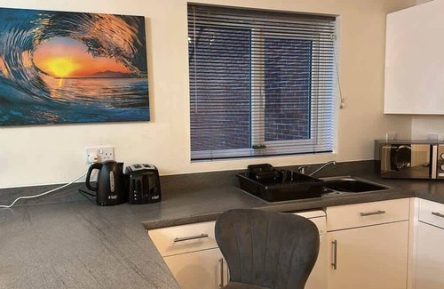 Wolverhampton House | Spacious Luxurious Serviced Accommodation 5