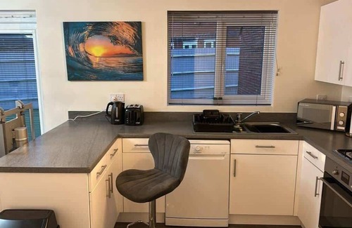 Wolverhampton House | Spacious Luxurious Serviced Accommodation 5
