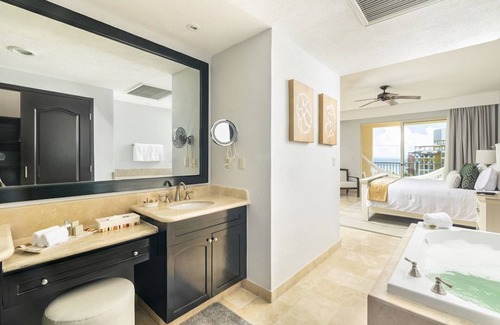 Punta Sam Resort | Spacious & Luxurious Beachfront 1 BDR Suite (1150 sq-ft) *SLEEPS 4*
