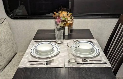 New Market House | Spacious Luxury 5th Wheel for 2