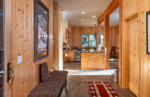 Bend Cabin | Spacious Luxury Cabin/Home on Private Lake w/Hot Tub & Amazing Views - Bend
