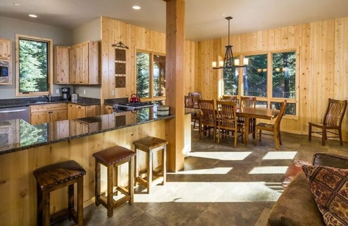 Bend Cabin | Spacious Luxury Cabin/Home on Private Lake w/Hot Tub & Amazing Views - Bend