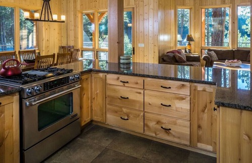Bend Cabin | Spacious Luxury Cabin/Home on Private Lake w/Hot Tub & Amazing Views - Bend