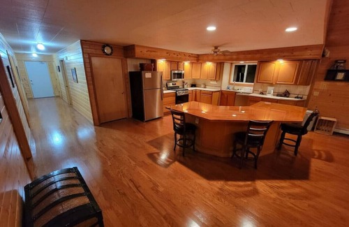 Manistee County Cabin | Spacious Luxury Cabin near The Big Bear Creek!