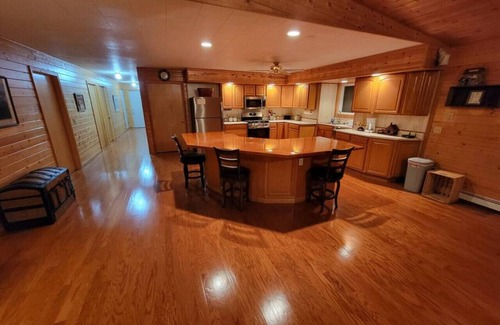 Manistee County Cabin | Spacious Luxury Cabin near The Big Bear Creek!