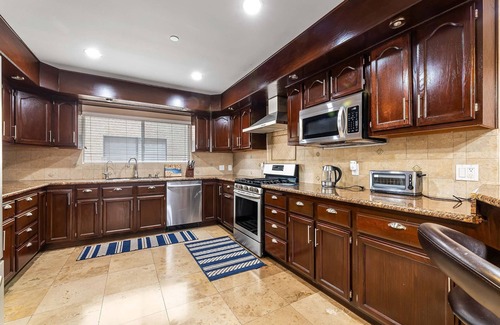 Downey House | Spacious Luxury Family Getaway Home, Downey