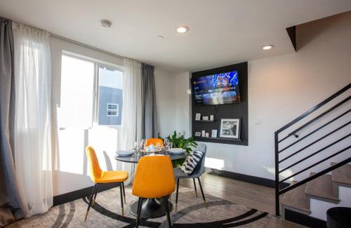 Los Angeles Villa | Spacious Luxury Villas in the heart of LA! Free parking and Jacuzzi
