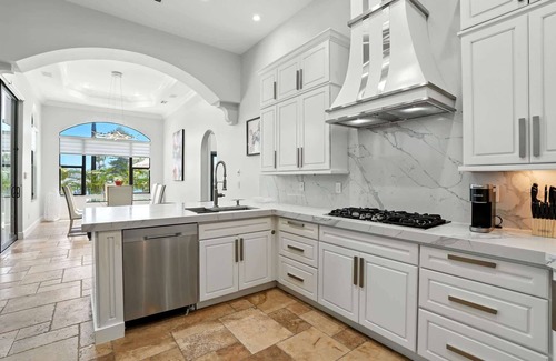 Connors House | Spacious Luxury Waterfront Retreat with Pool & Spa