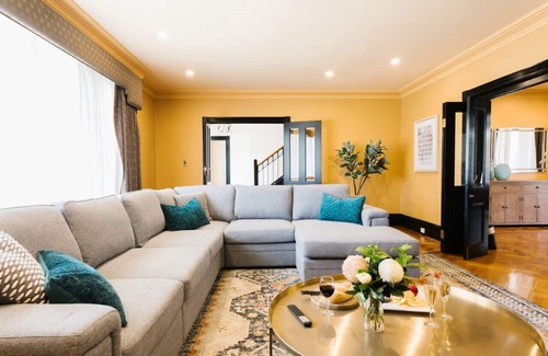 Lockleys House | Spacious Mansion Retreat: Enjoy the Beach & City